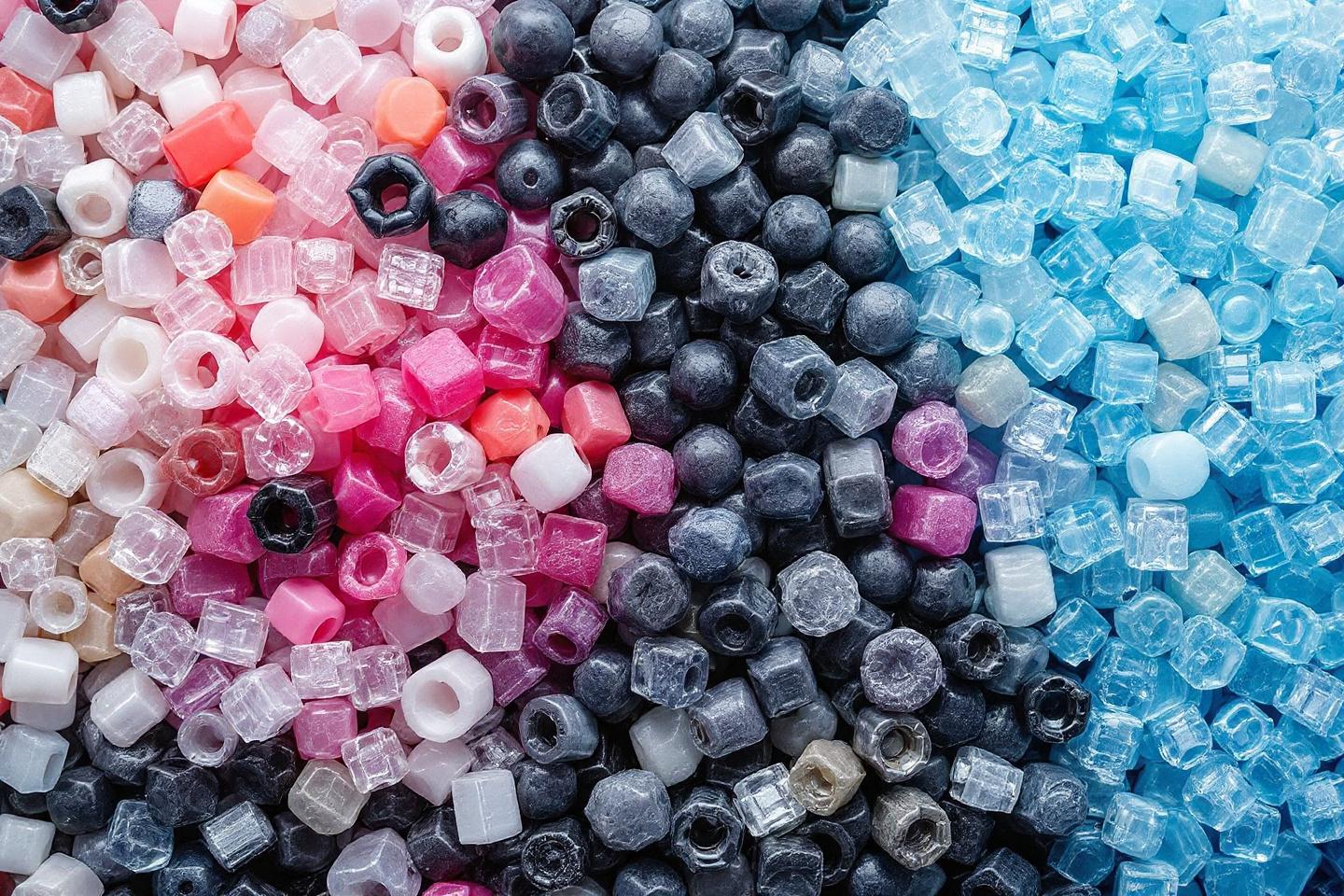 Skillnad mellan plast och polymer: Så hänger materialen ihop i svensk industri